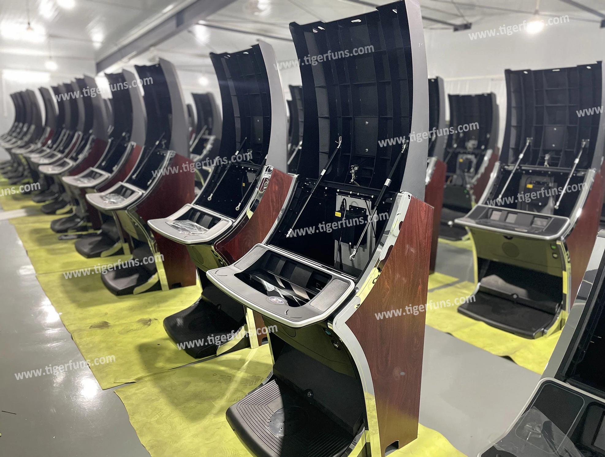 43 Inch Curved Screen Fusion 4/Fusion Link Game Cabinet with Bill Acceptor / Printer Optional for Sale